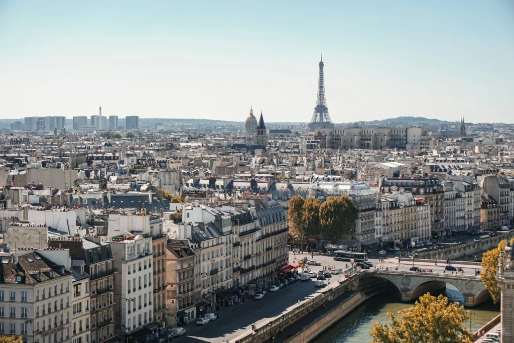 Paysage de Paris, rue et tour eiffel, vue du haut