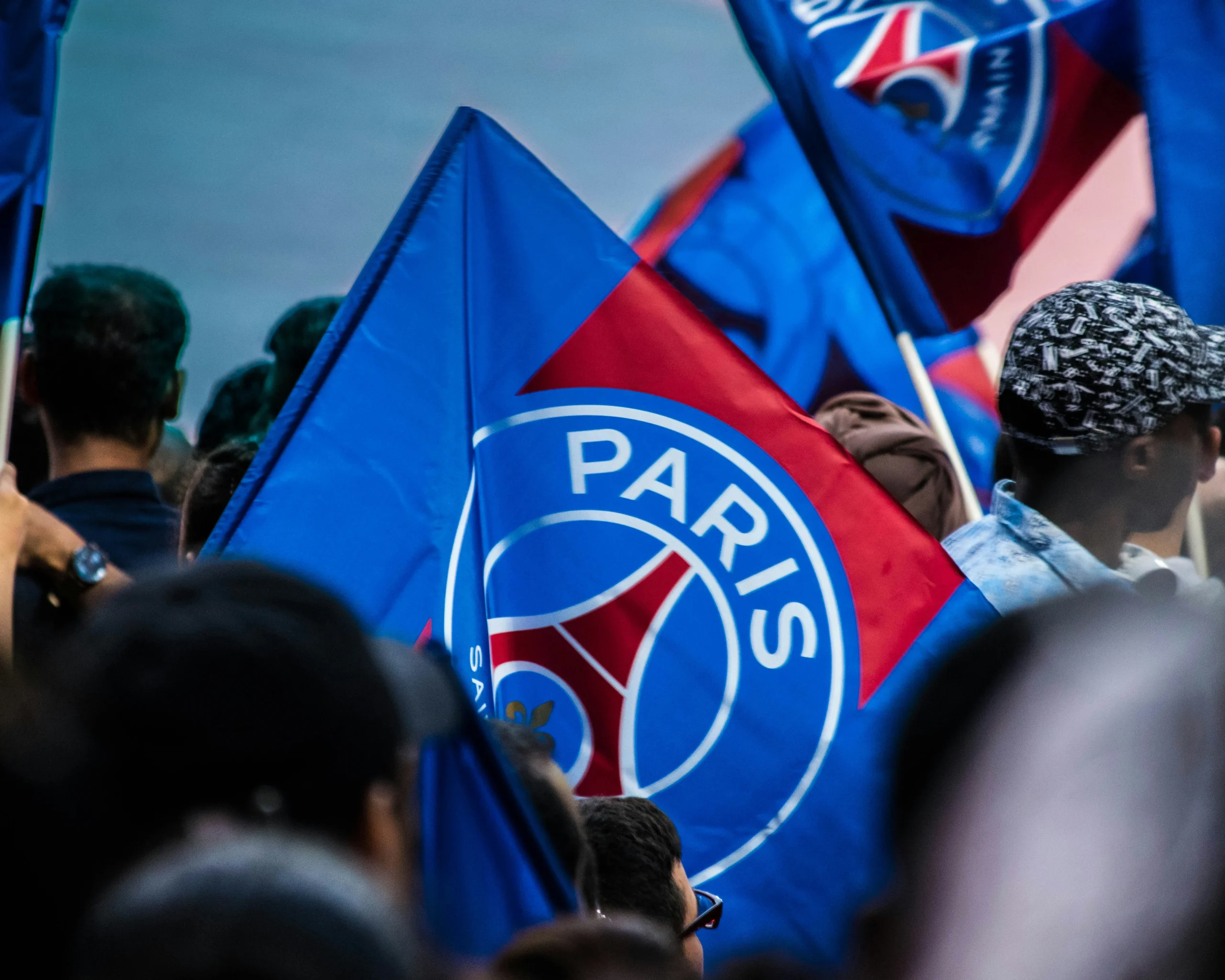 Drapeau du psg dans la foule