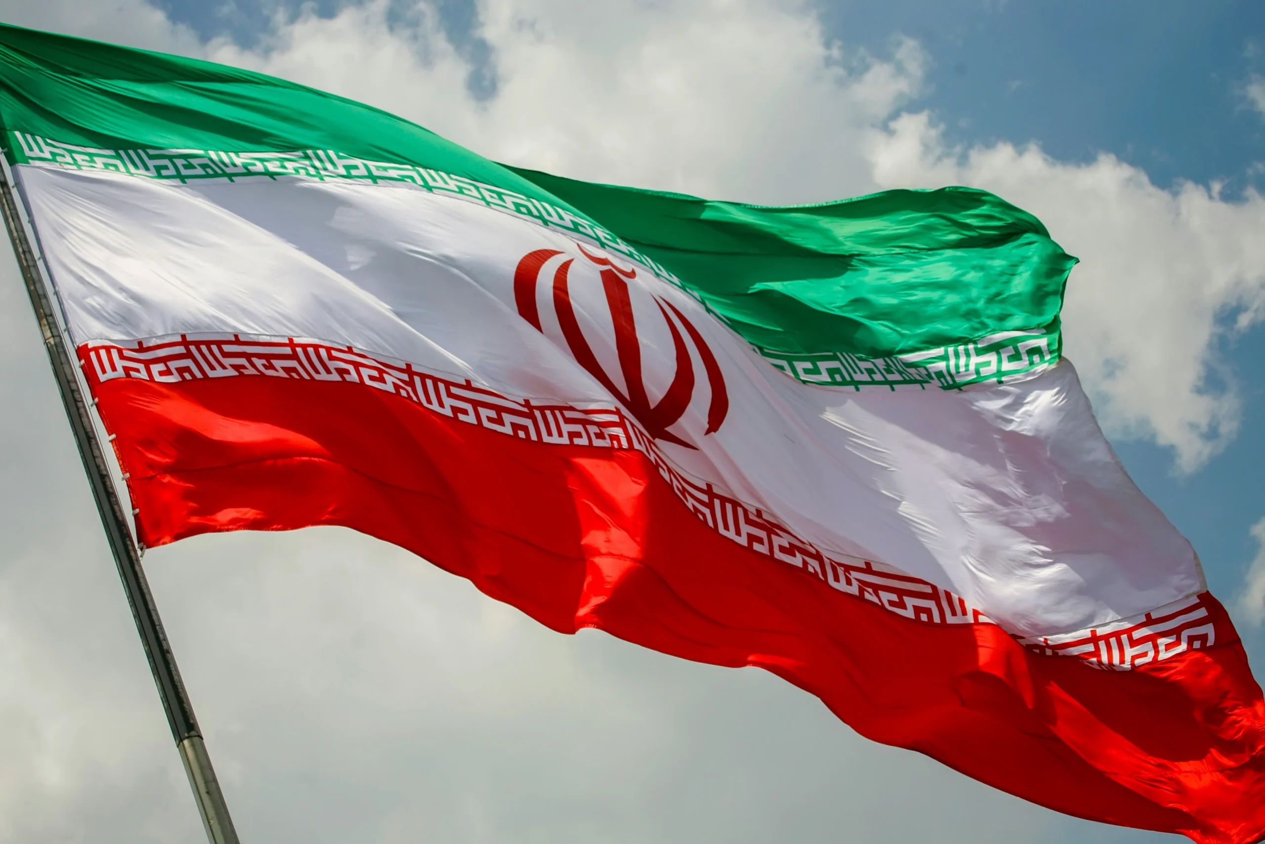 Drapeau de l'iran, ciel nuageux