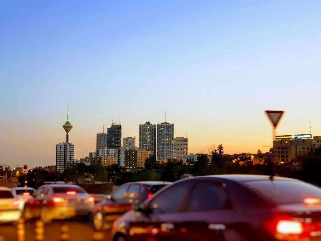 Paysage de téhéran vu depuis la route, voiture au premier plan