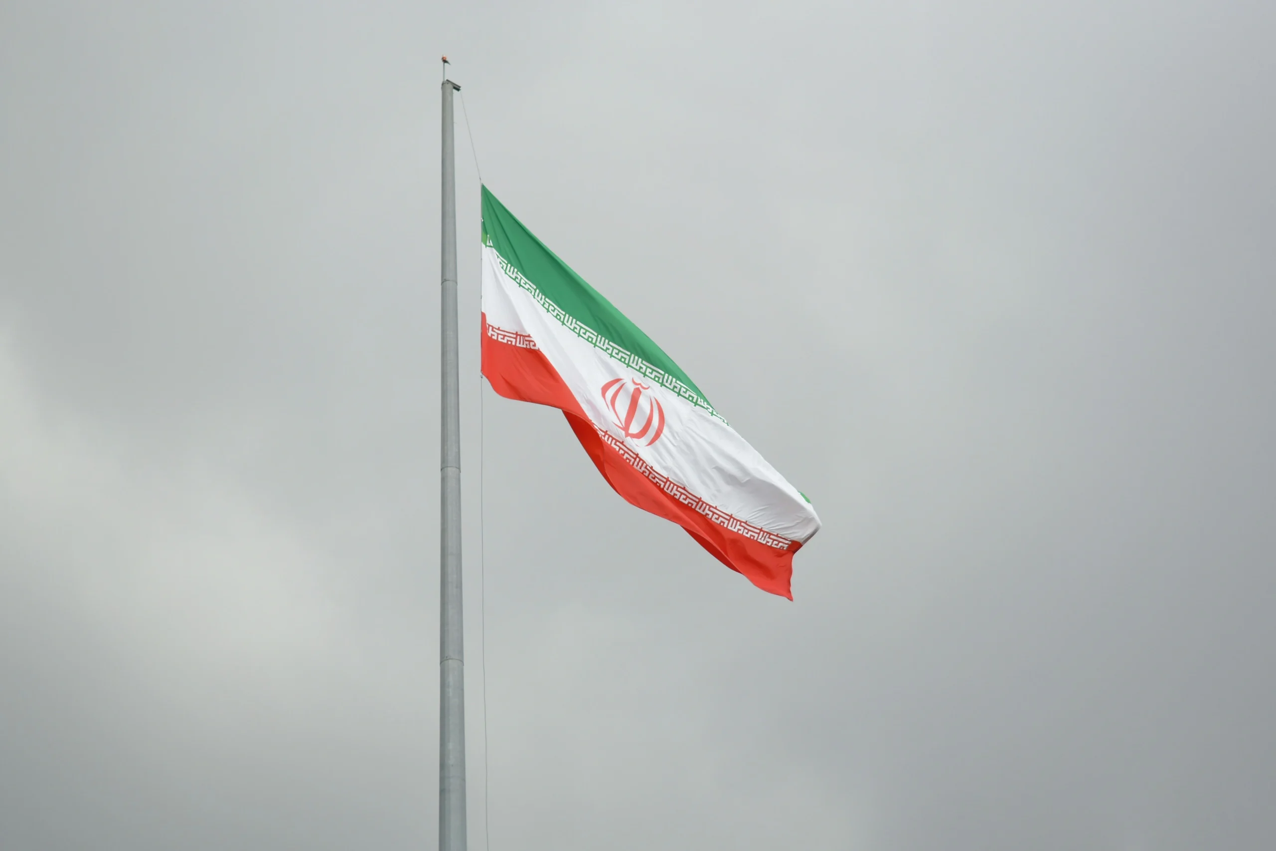 Drapeau de l'iran, ciel gris