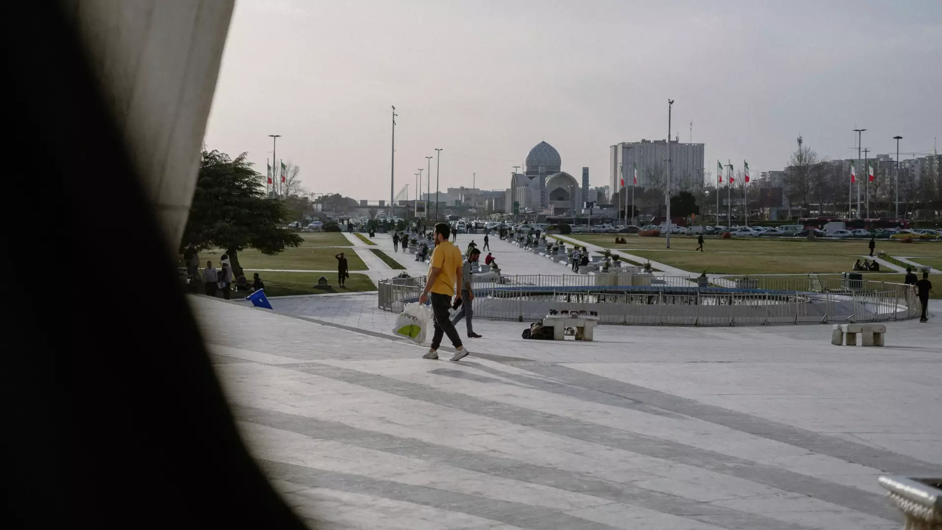 Individus marchant dans un parc, téhéran, iran
